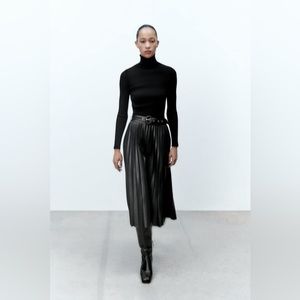 ZARA SKIRT faux vegan leather pleated Midi Black SIZE XSMALL 3046 331 800